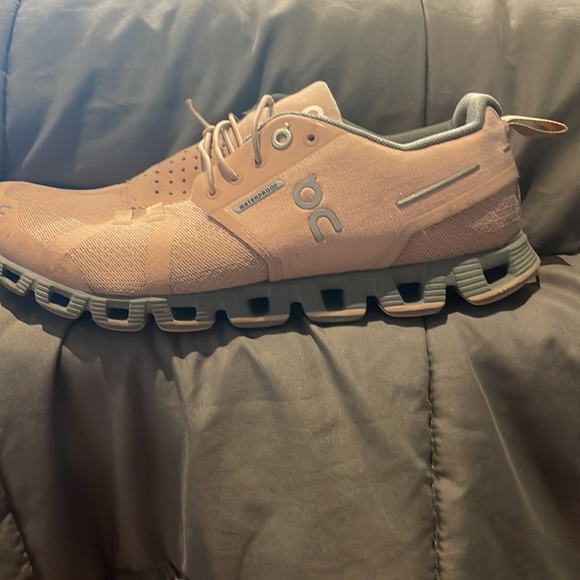 These are On Cloud US size 8.5w EUR 40 Slightly used but in great condition. - Picture 2 of 2